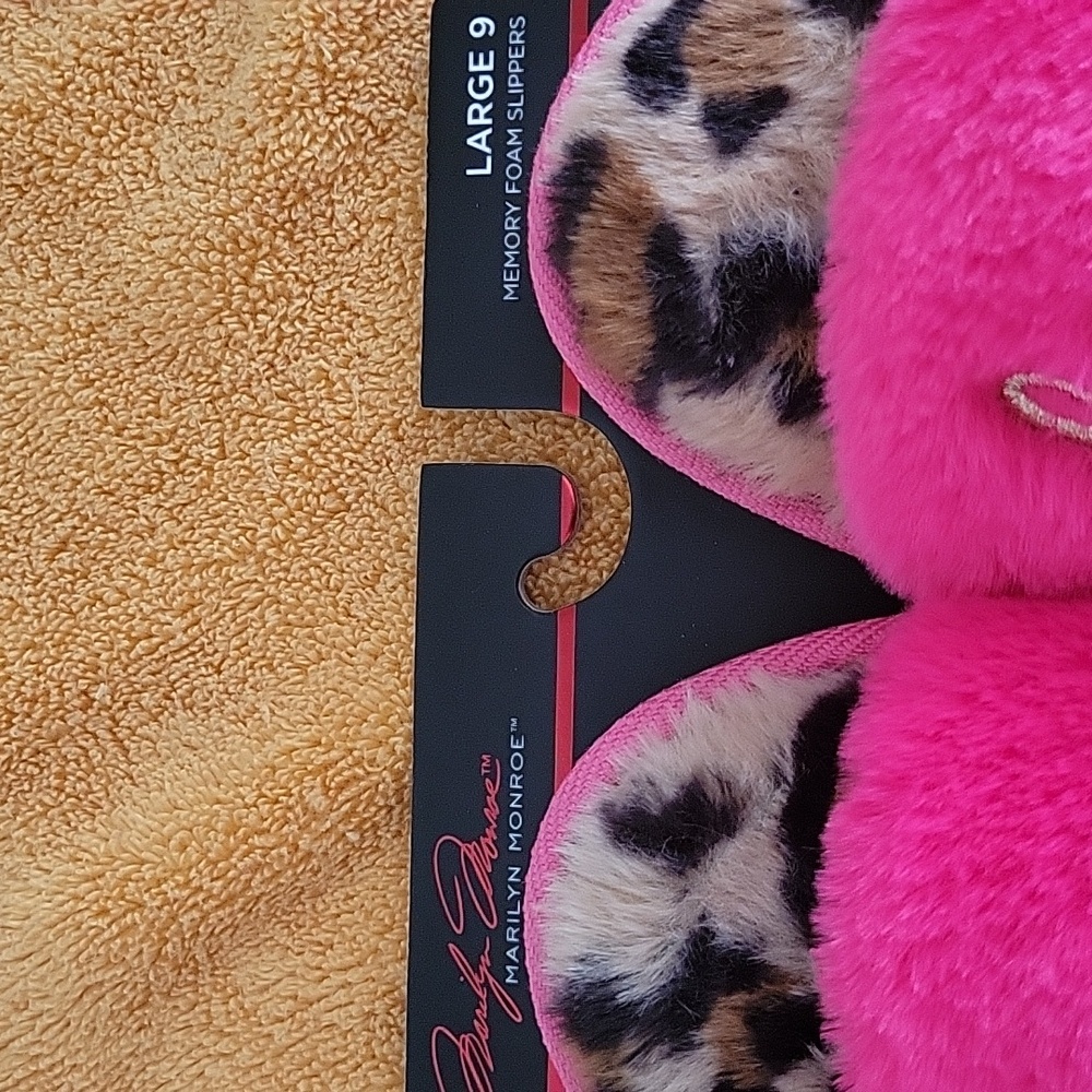 Marilyn Monroe Slippers - Picture 2 of 2